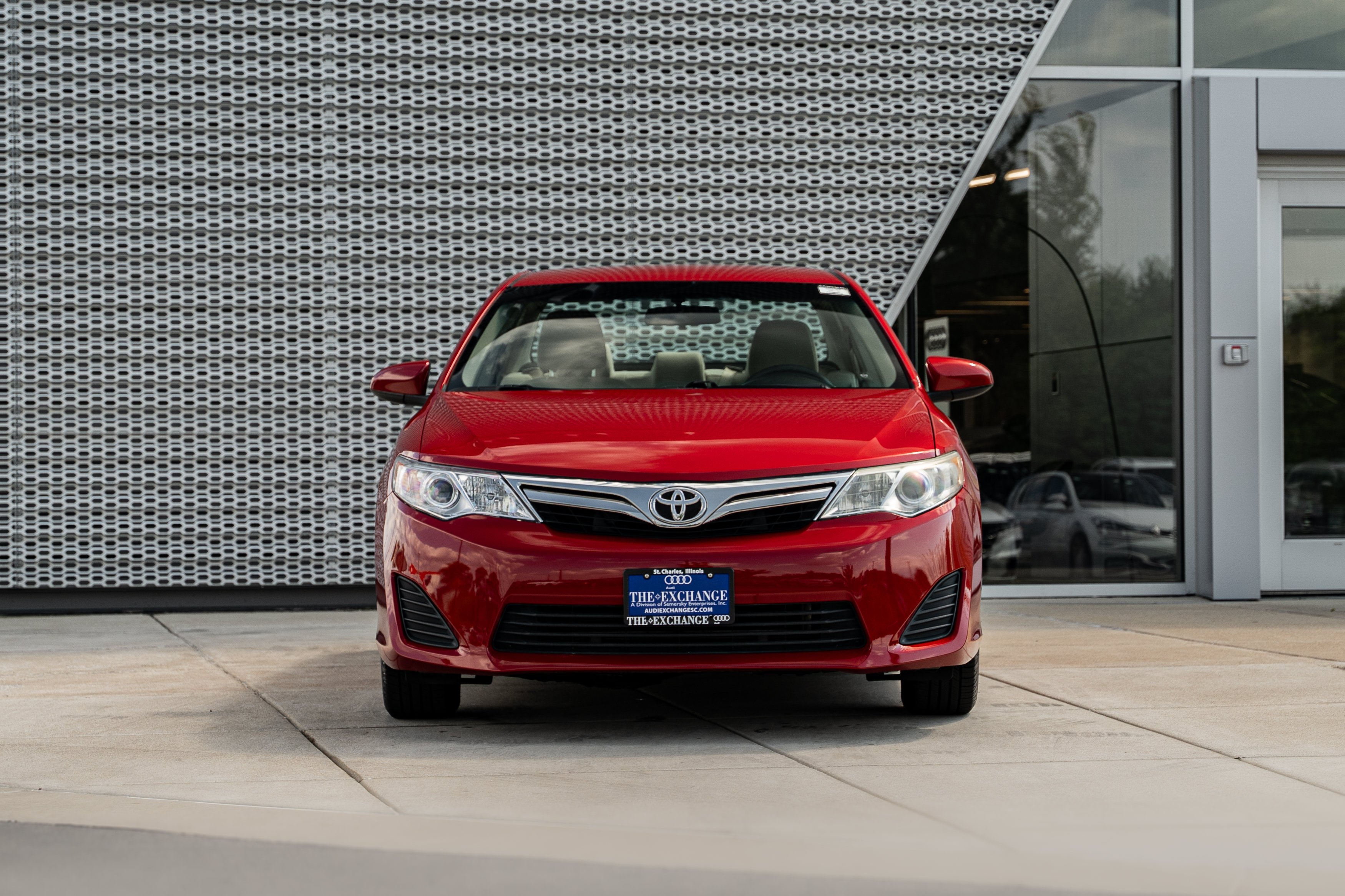 Used 2014 Barcelona Red Metallic Toyota LE image 29