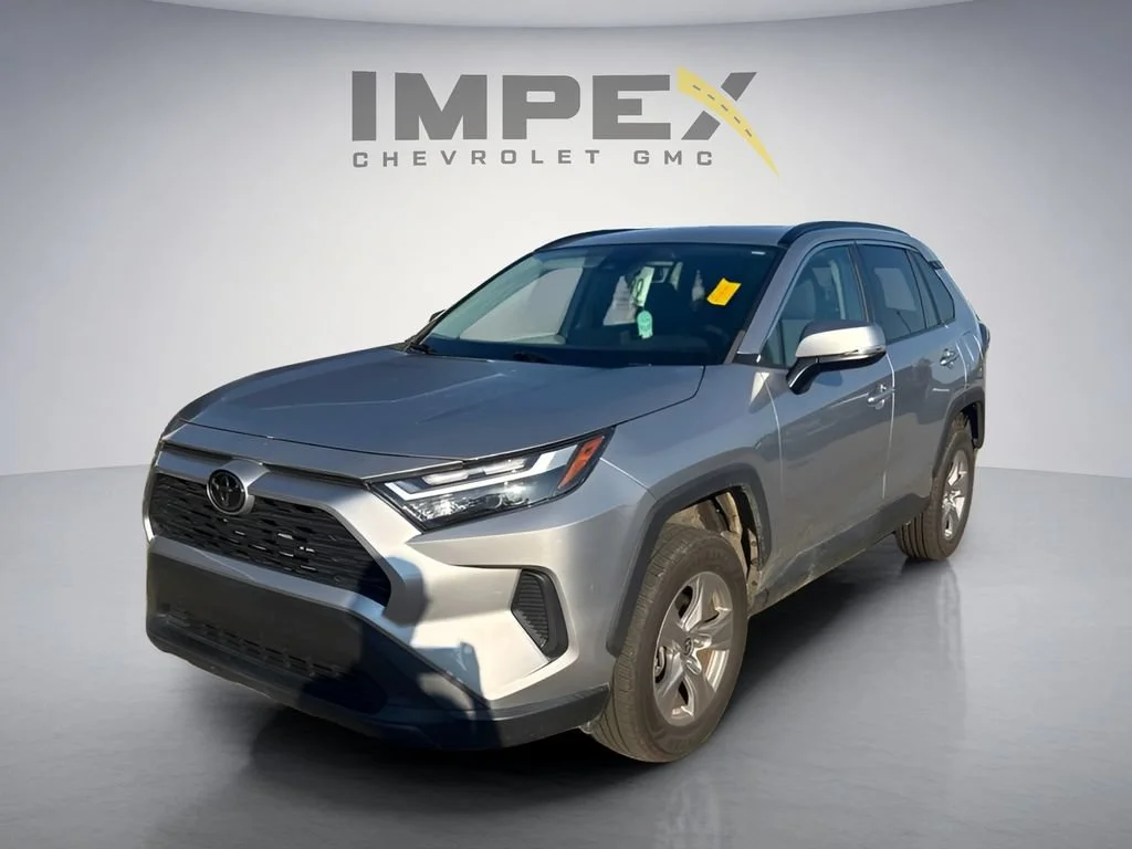 Used 2023  Toyota XLE image 1