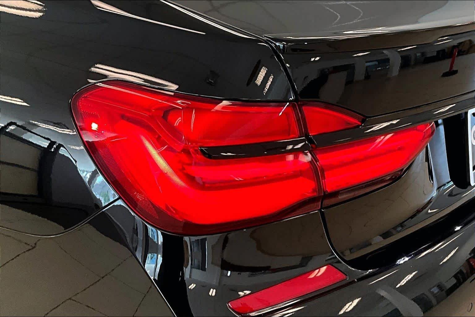 Used 2019 Black Sapphire Metallic BMW 750i image 25