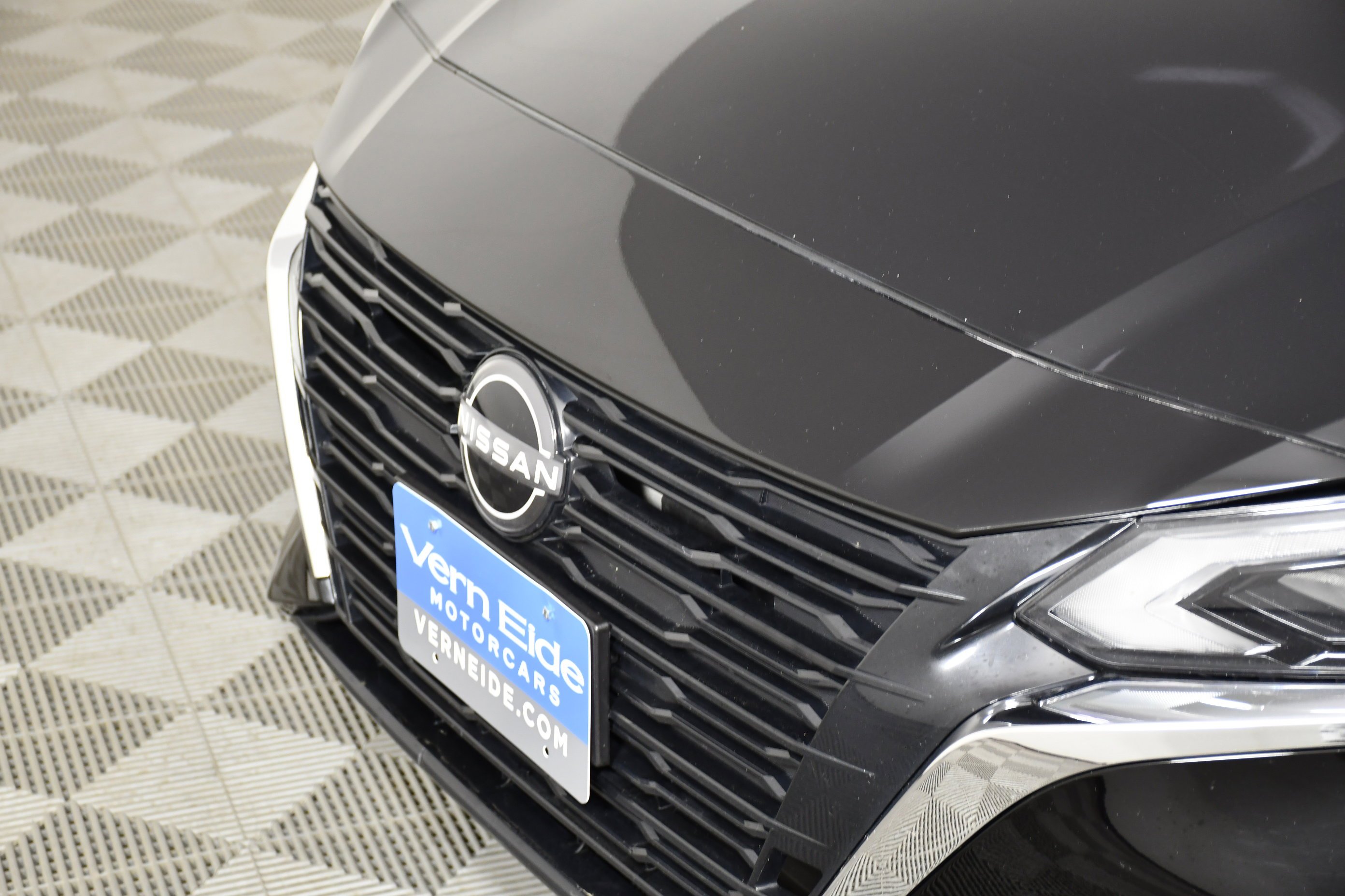 Used 2024 Super Black Nissan 2.5 SV image 11