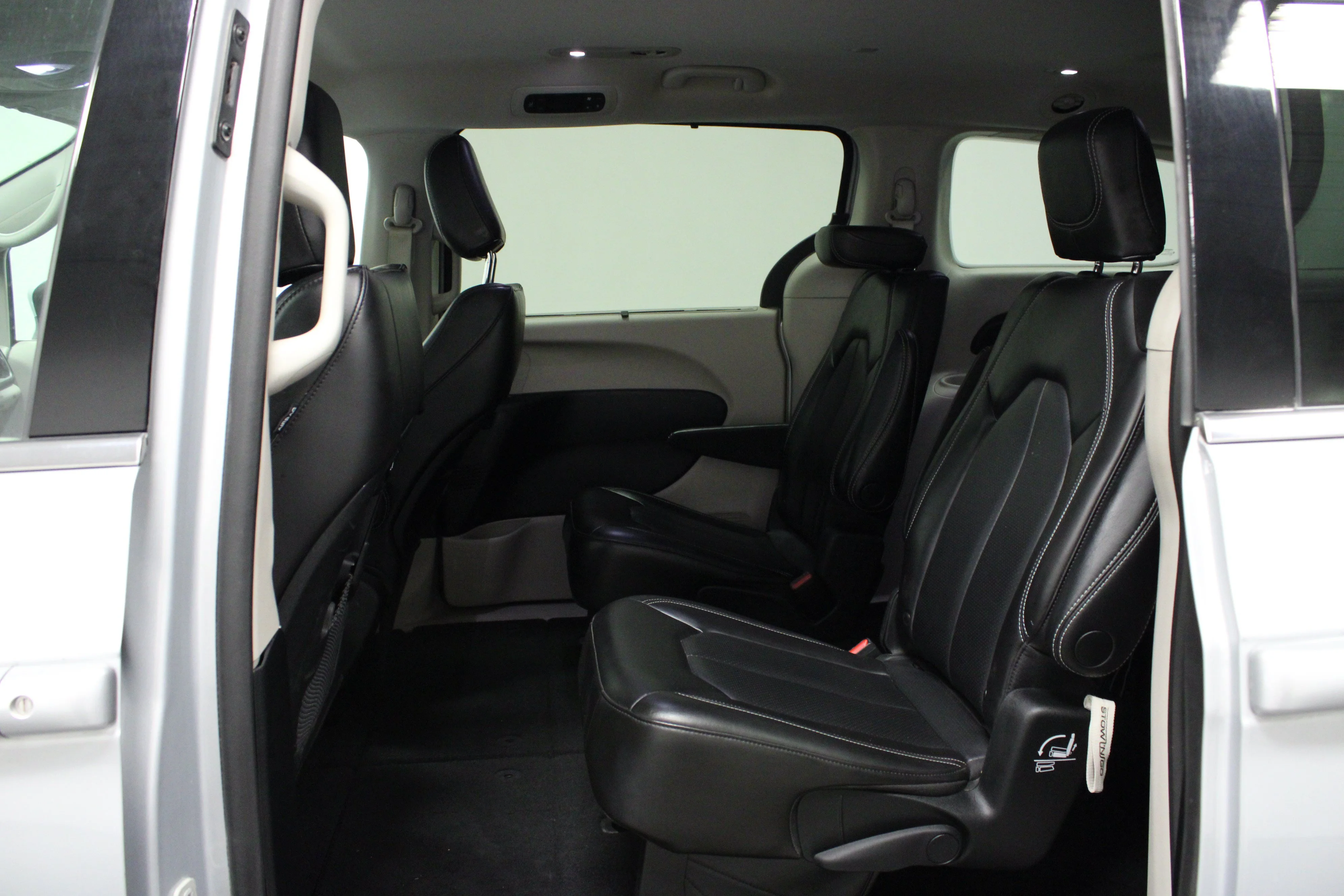 Used 2023 Silver Mist Clearcoat Chrysler Touring L image 13