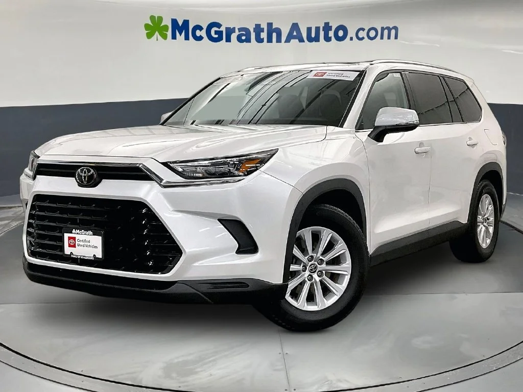 Used 2025 Beige Toyota XLE image 2
