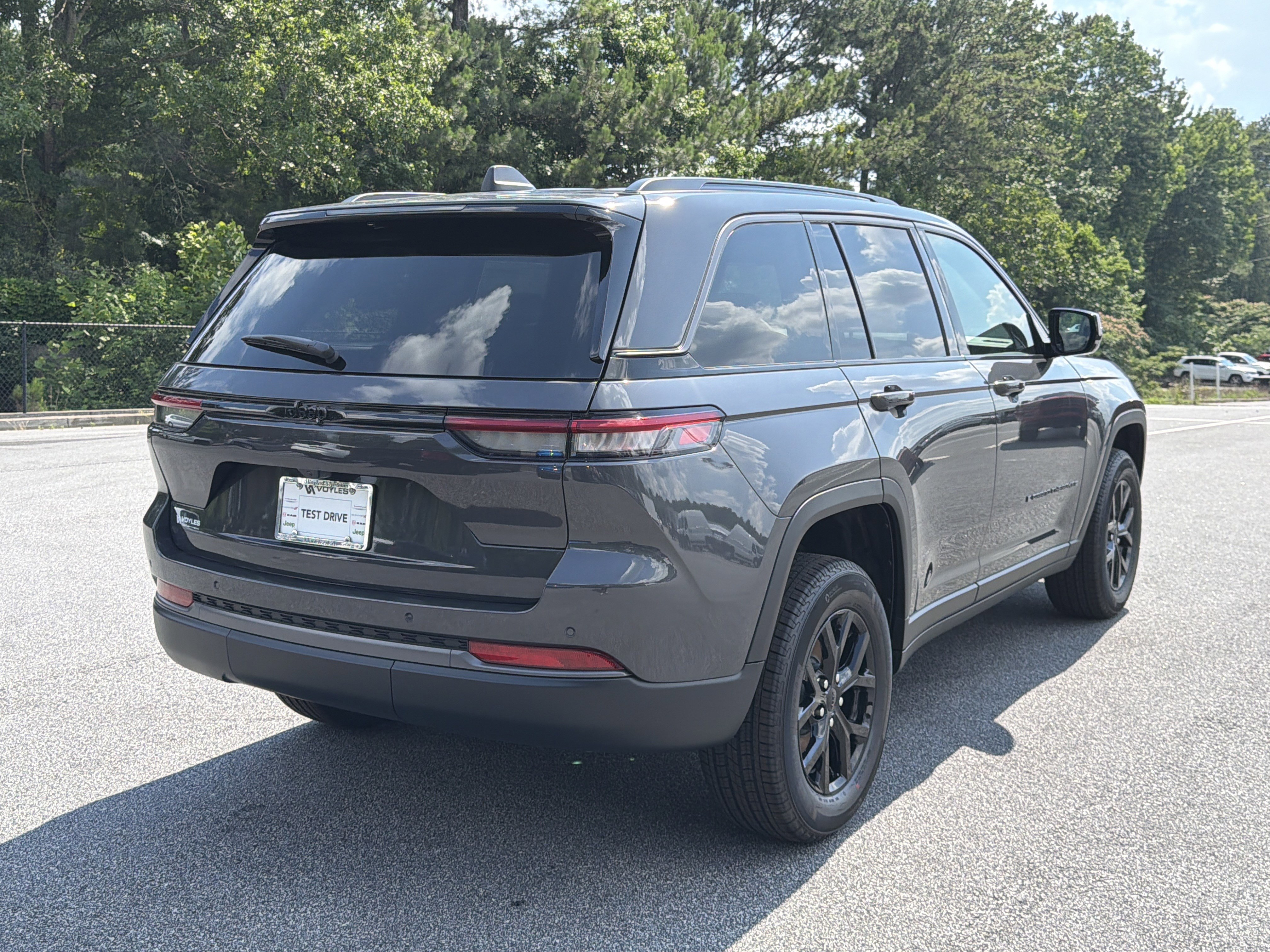 New 2026 Baltic Gray Metallic Clear-Coat Exterior Paint Jeep Altitude image 8
