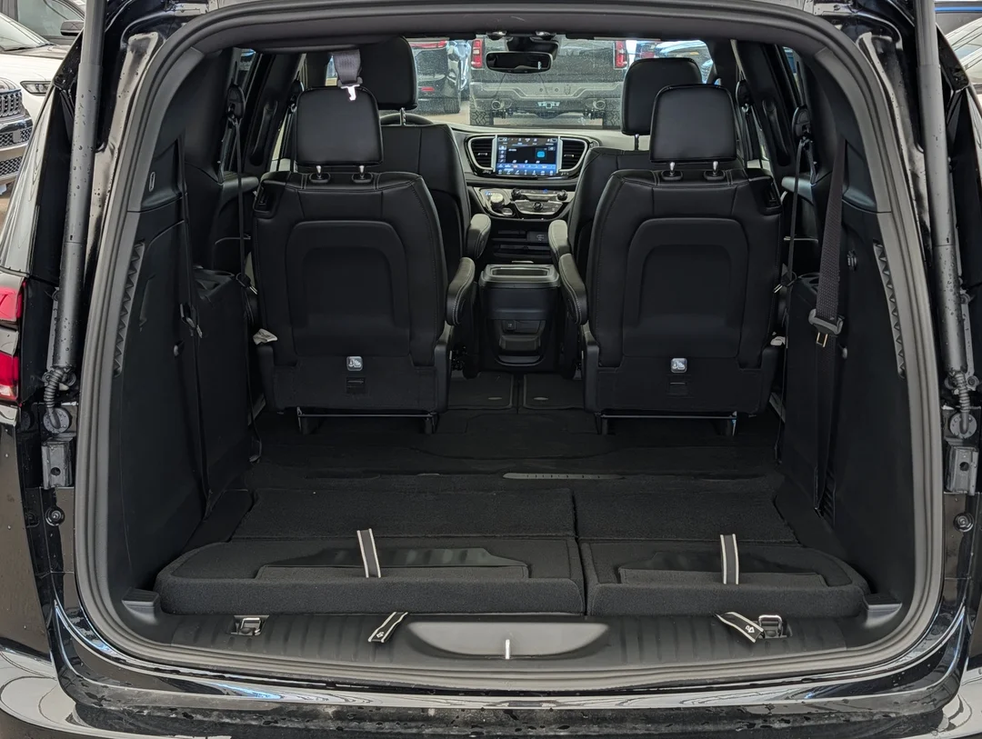 New 2027 Black Chrysler Select - - AWD - 3.6L Pentastar V6 - Adaptive Cruise Control - Blind Spot Monitor & More! image 30