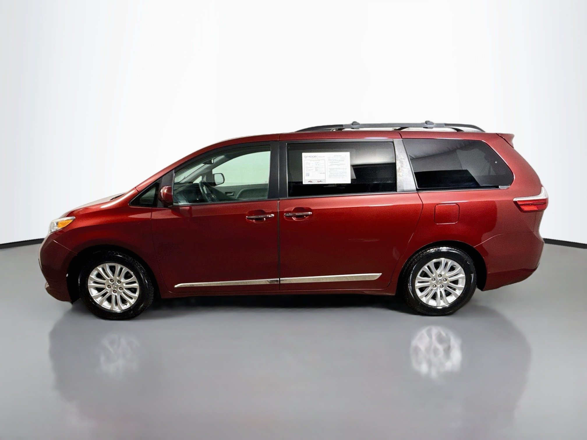 Used 2016 Salsa Red Pearl Toyota XLE image 4