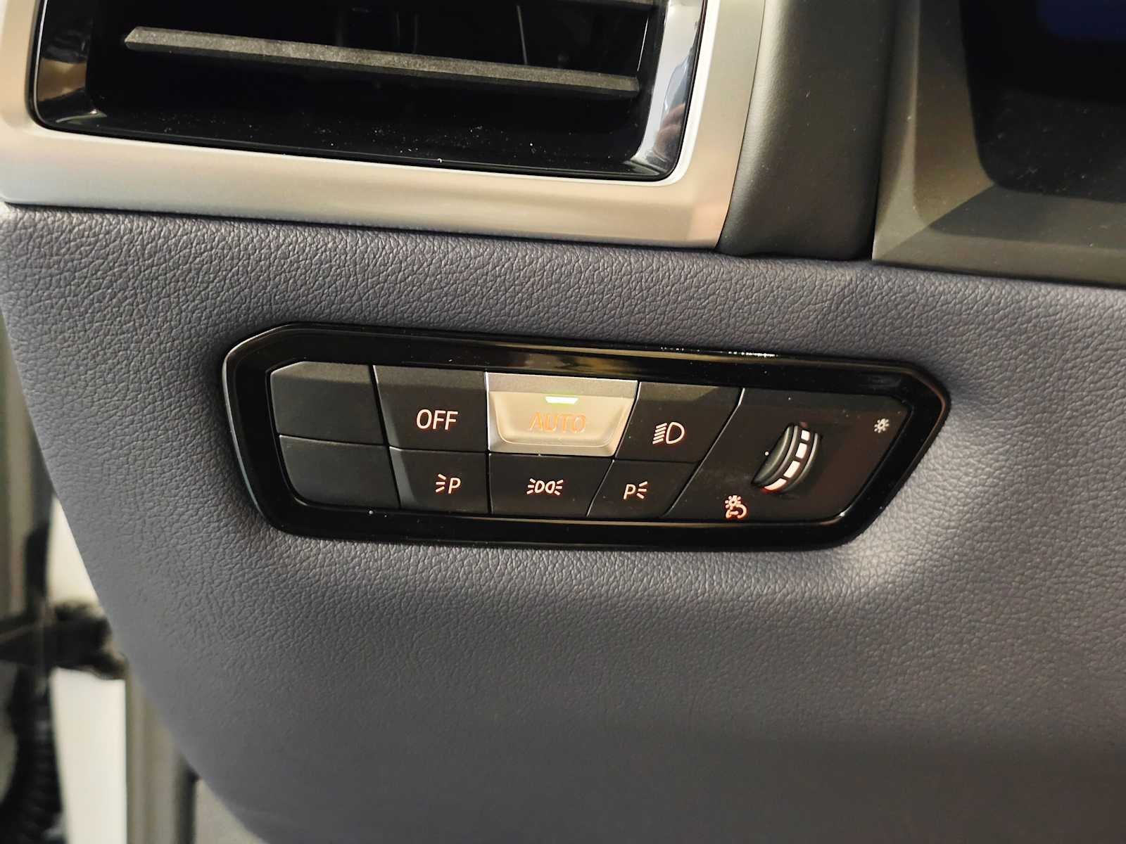 2026 BMW 8 Series M850i - Photo 24