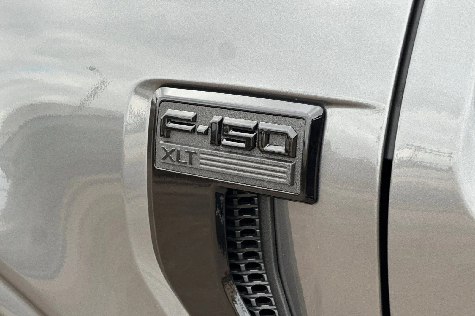 New 2026 Carbonized Gray Metallic Ford XLT image 22