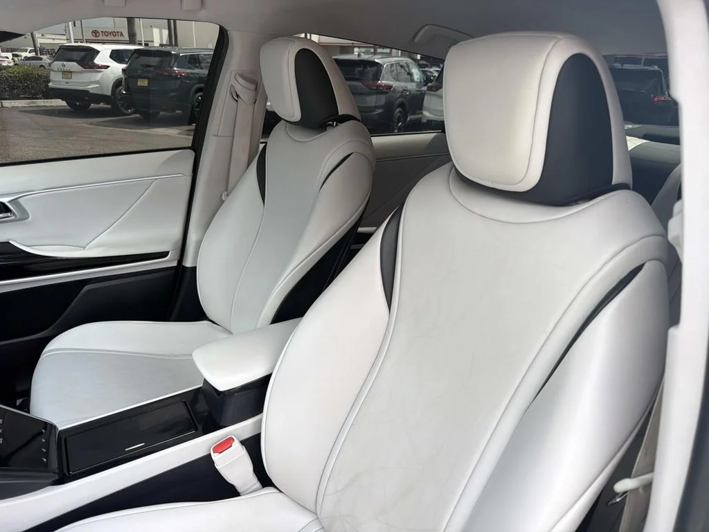Used 2018 CRYSTAL WHITE Toyota Base image 20