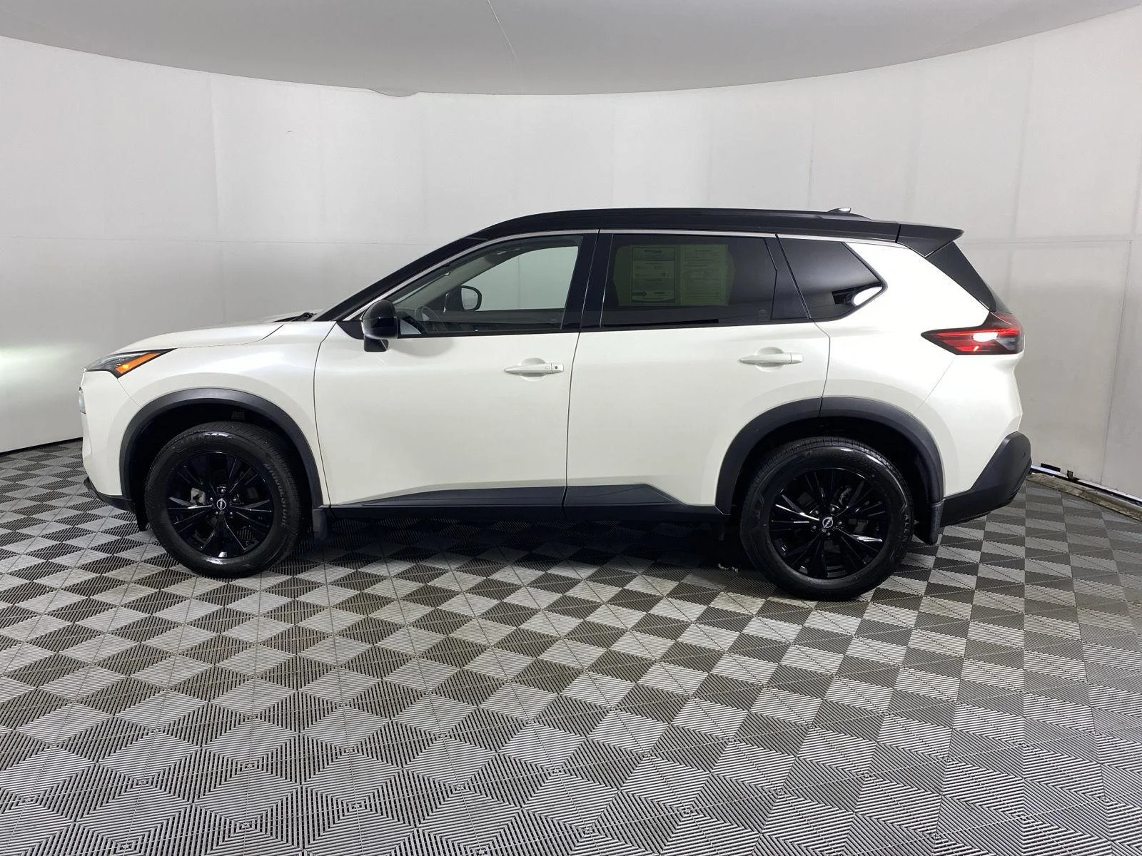 Used 2023 Pearl White Tricoat/Super Black Nissan SV image 4