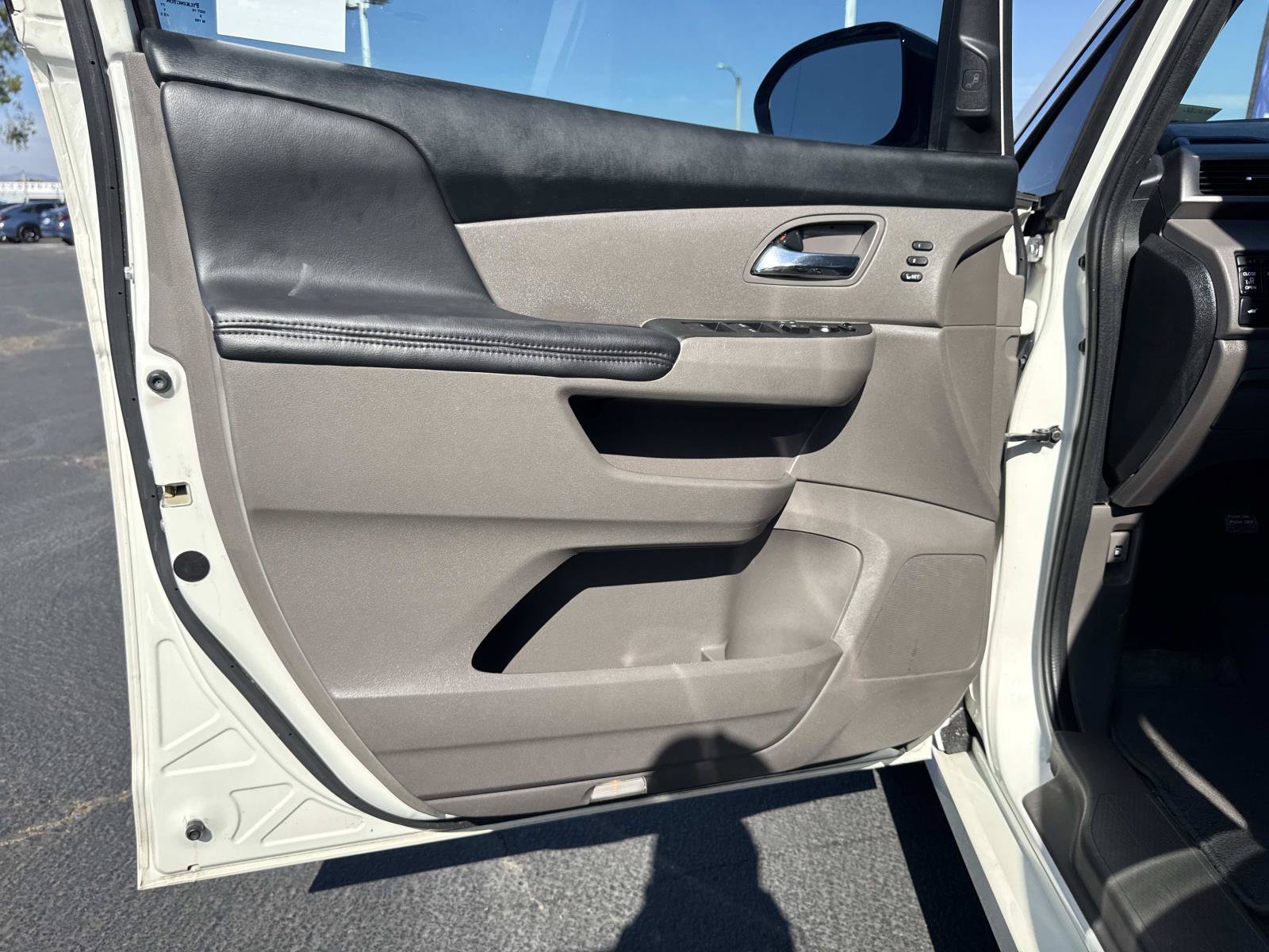 Used 2015 White Diamond Pearl Honda  image 20