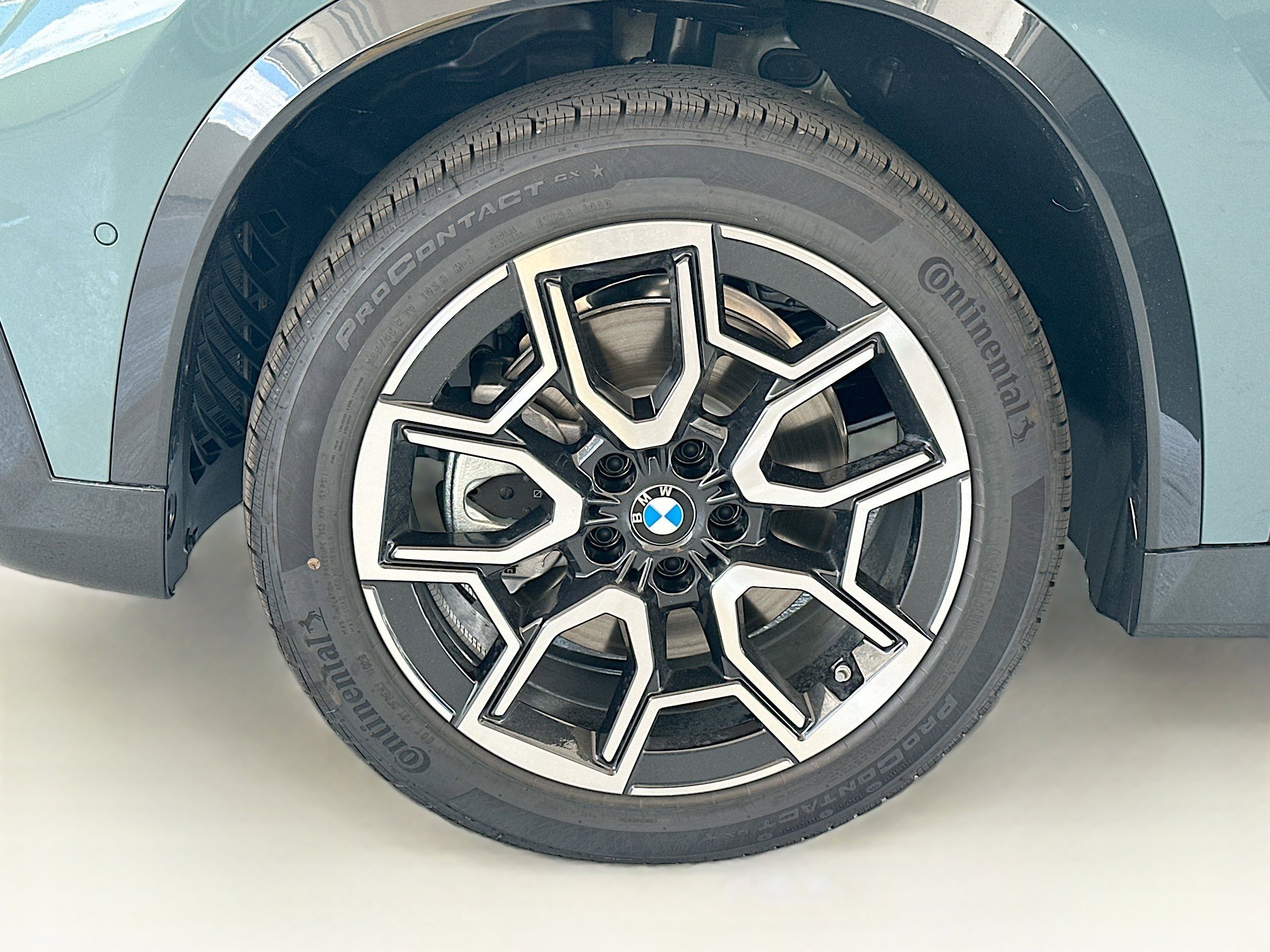 New 2026 Cape York Green Metallic BMW xDrive28i image 24