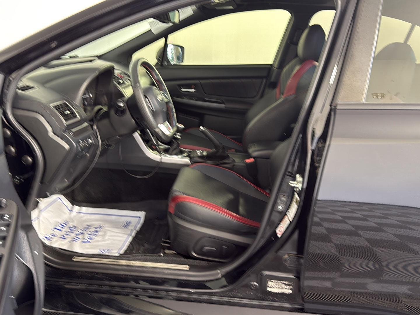 Used 2015 Crystal Black Silica Subaru Limited image 11