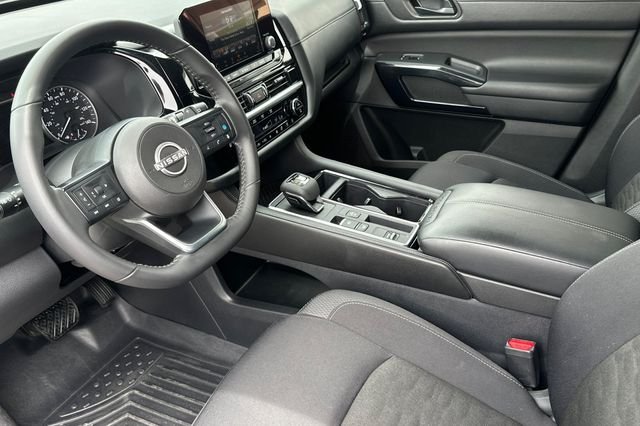 Used 2025 White Nissan SV image 9