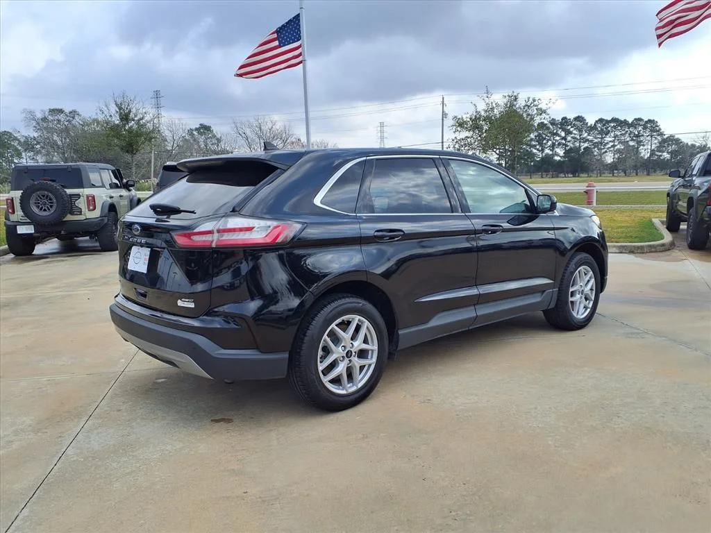 Used 2023 Black Ford SEL image 4