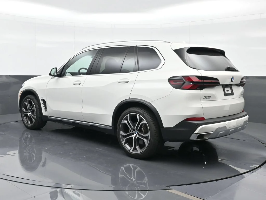 Used 2025 Alpine White BMW sDrive40i image 2