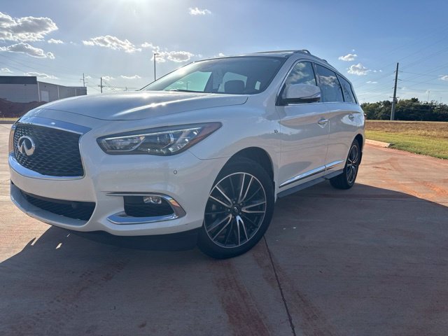 Used 2019 White INFINITI LUXE image 1