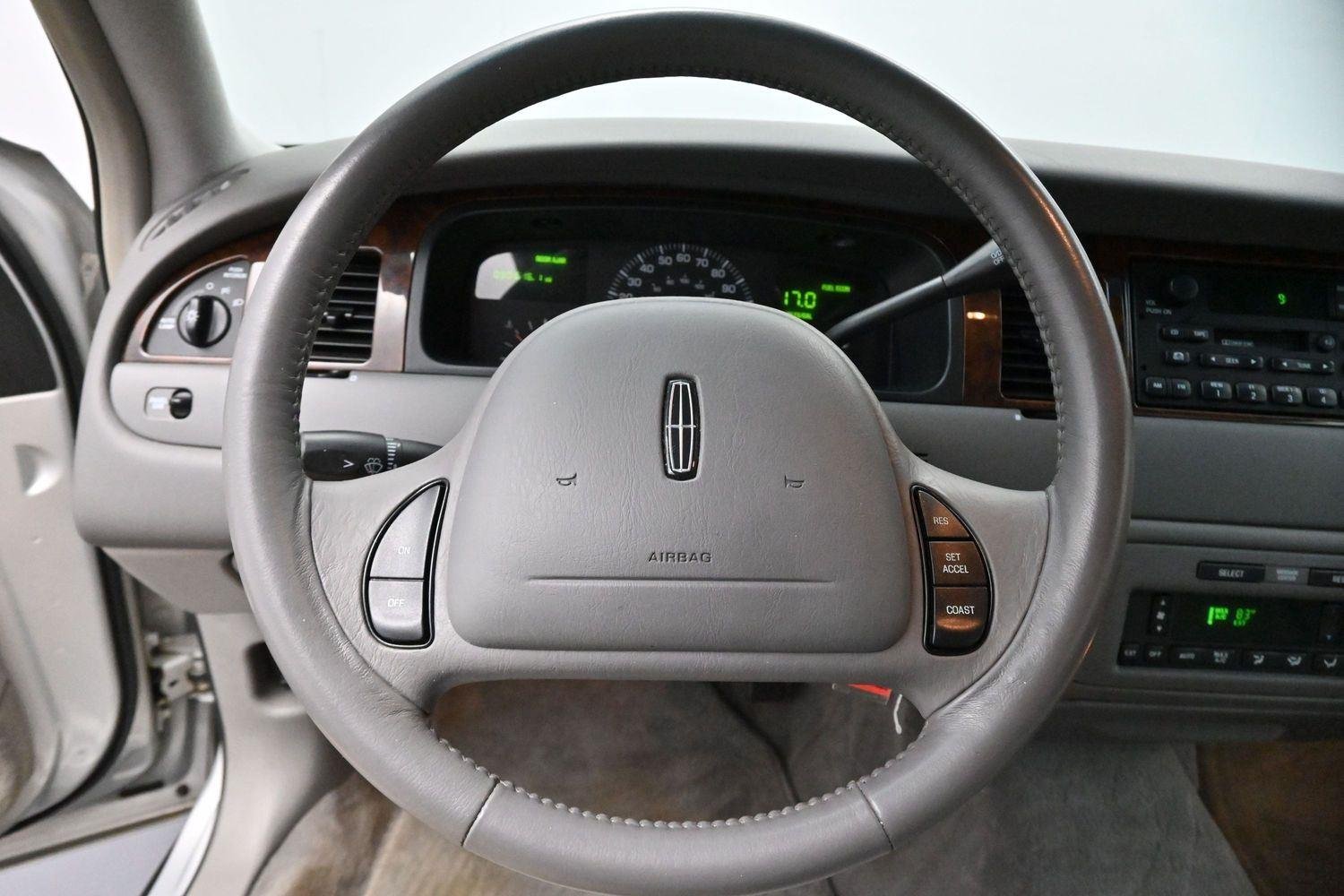 Used 2000  Lincoln Executive image 13