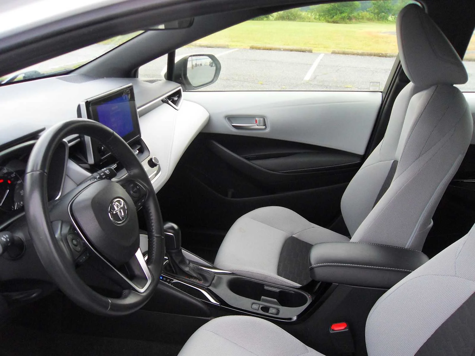 Used 2023 Ice Cap Toyota SE image 11