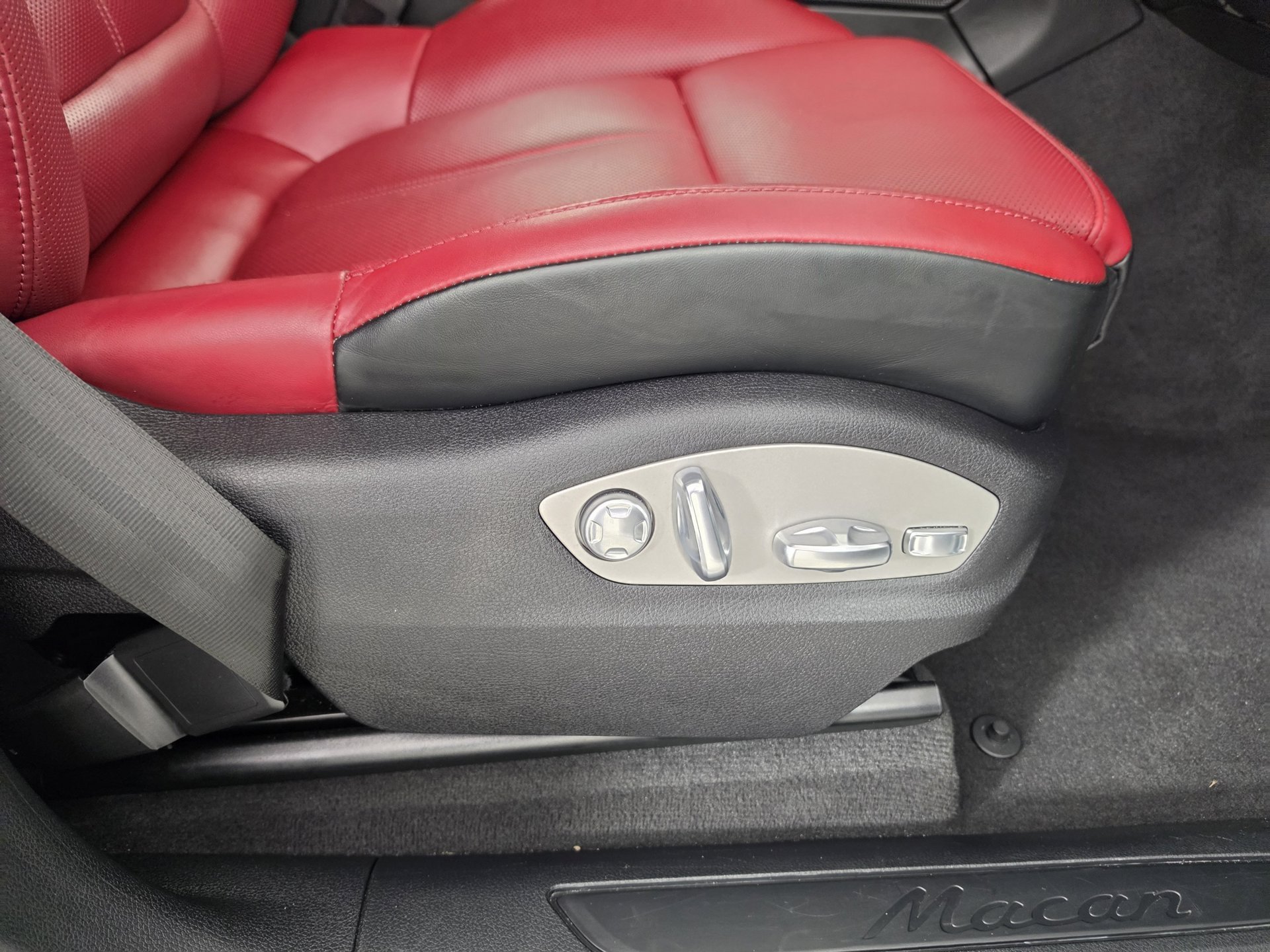 2025 Porsche Macan T - Photo 40