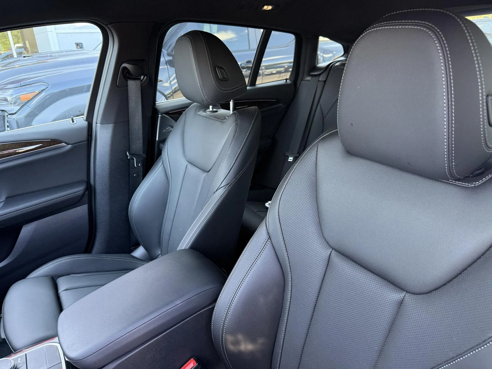 Used 2024 Mineral White Metallic BMW xDrive30i image 11