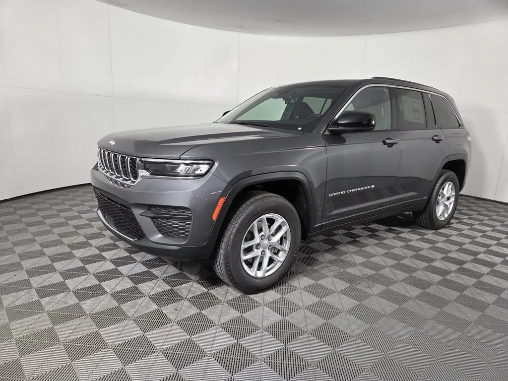 New 2026 Baltic Gray Metallic Clear-Coat Exterior Paint Jeep Laredo image 9