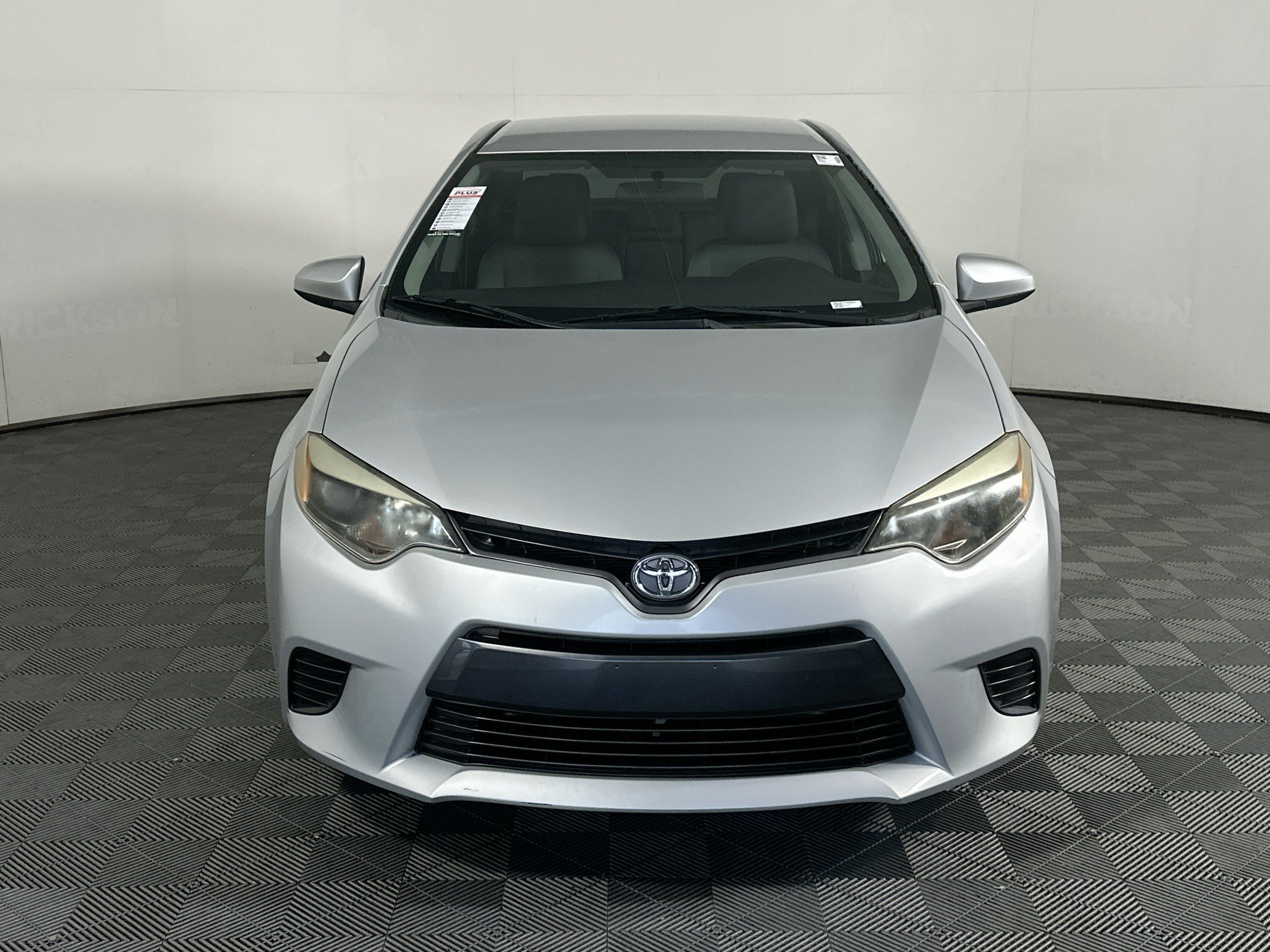 Used 2015 Classic Silver Metallic Toyota LE image 8