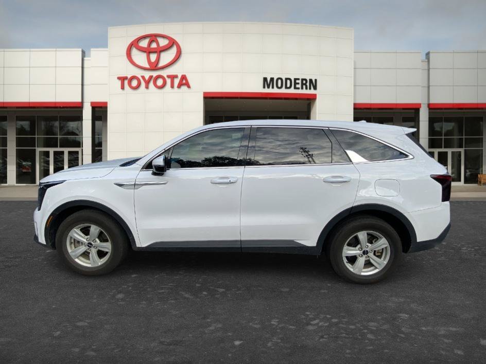 Used 2025 Glacial White Pearl Kia LX image 20