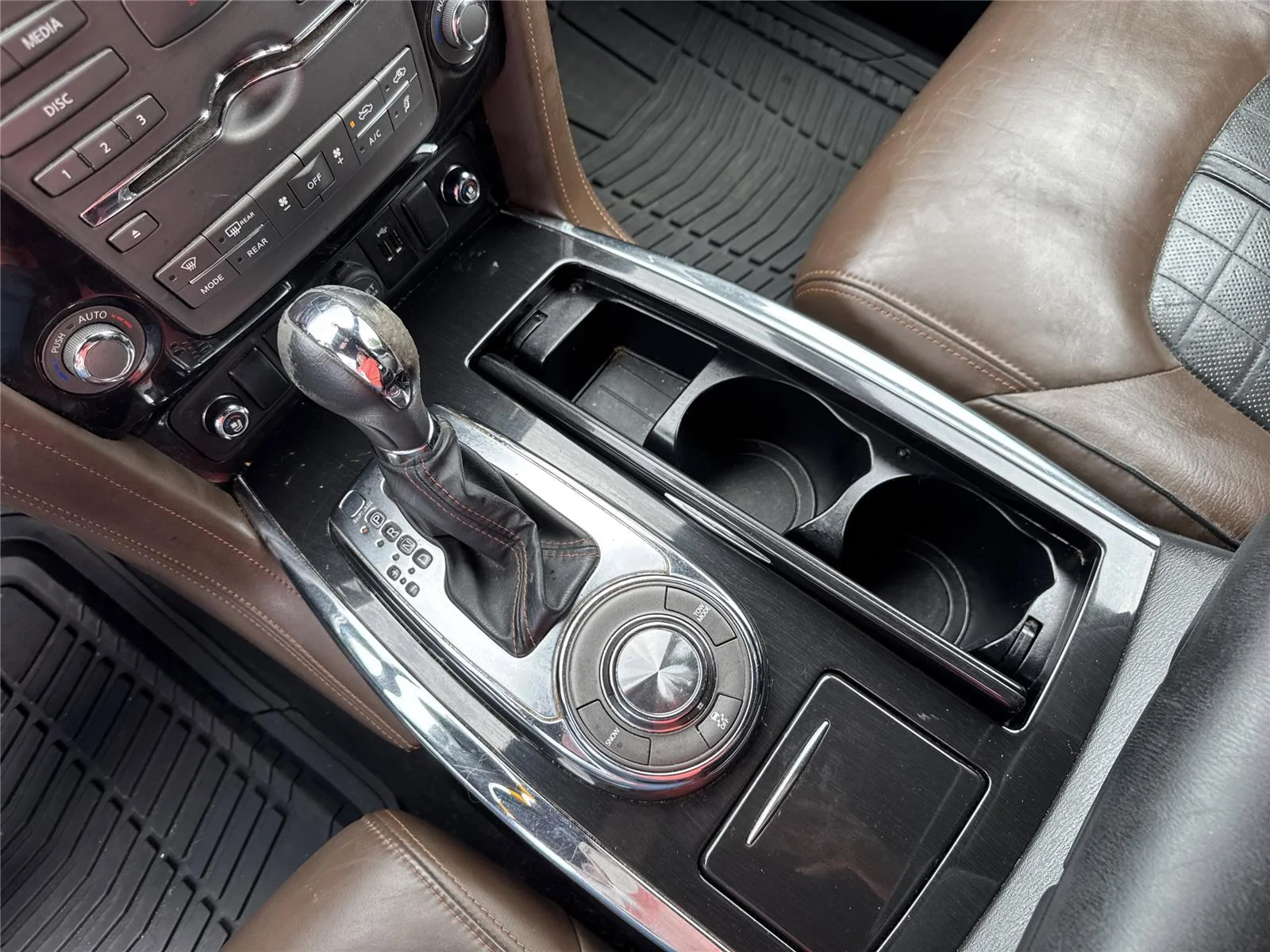 Used 2019 Super Black Nissan Platinum image 13
