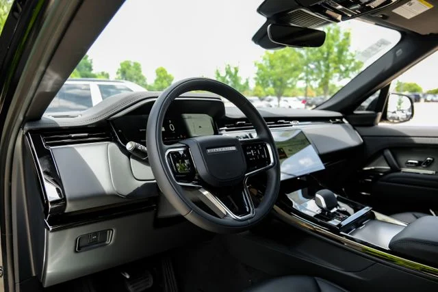 New 2026 Santorini Black Land Rover SE image 3