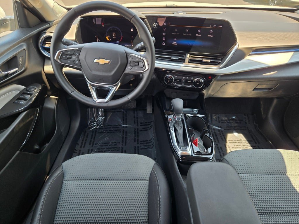 2025 Chevrolet Trax LT - Photo 17