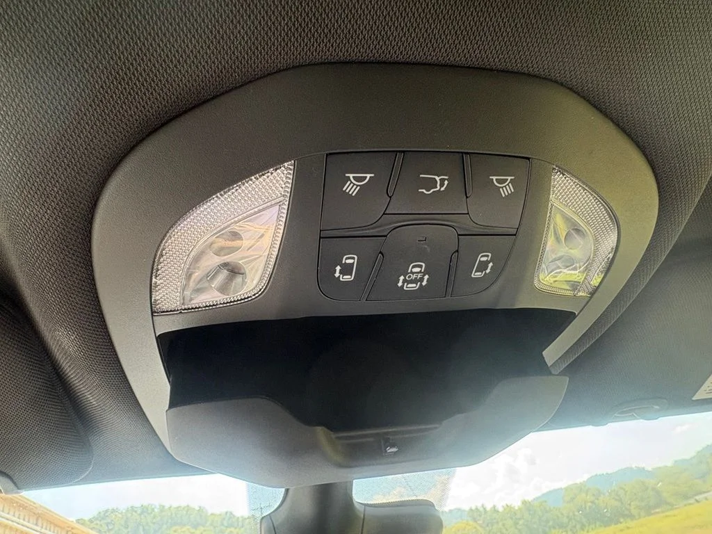 Used 2025 White/off-white Chrysler Select image 30
