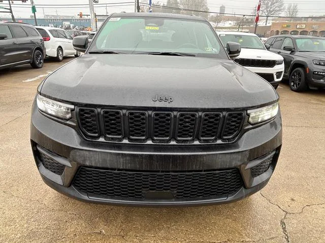 New 2025 Diamond Black Crystal Pearl-Coat Exterior Paint Jeep  image 3