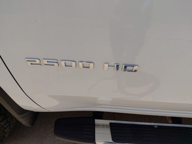 Used 2025 White Chevrolet LT image 33