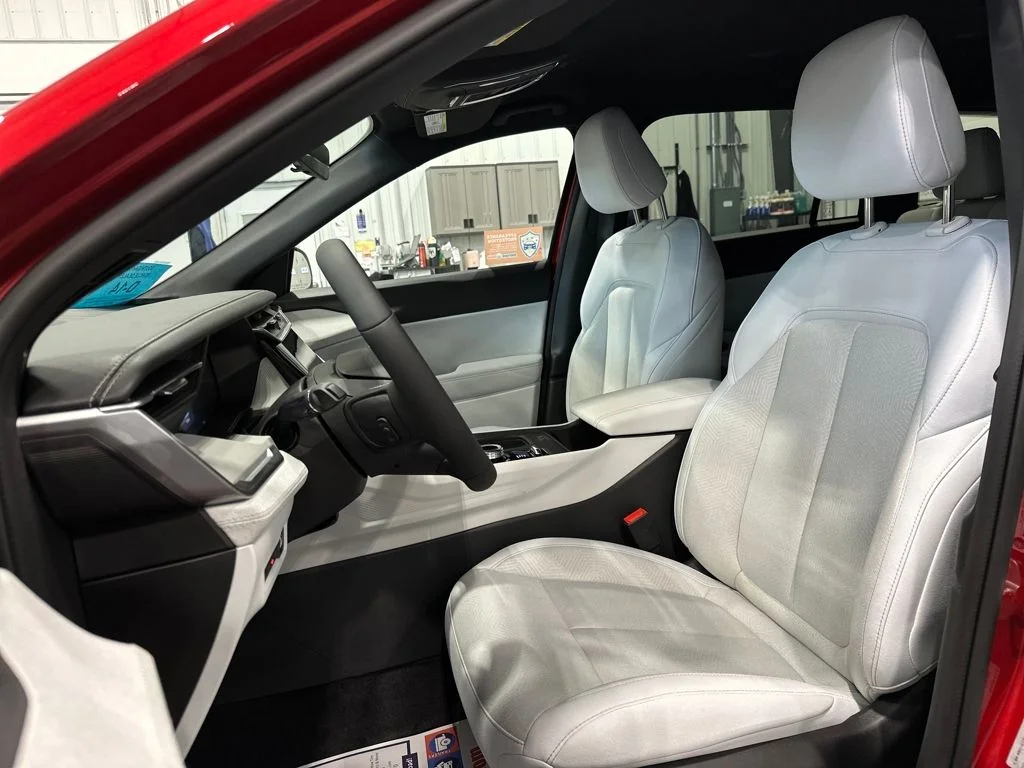 New 2026 Red Hot Pearl-Coat Exterior Paint Jeep Laredo image 17
