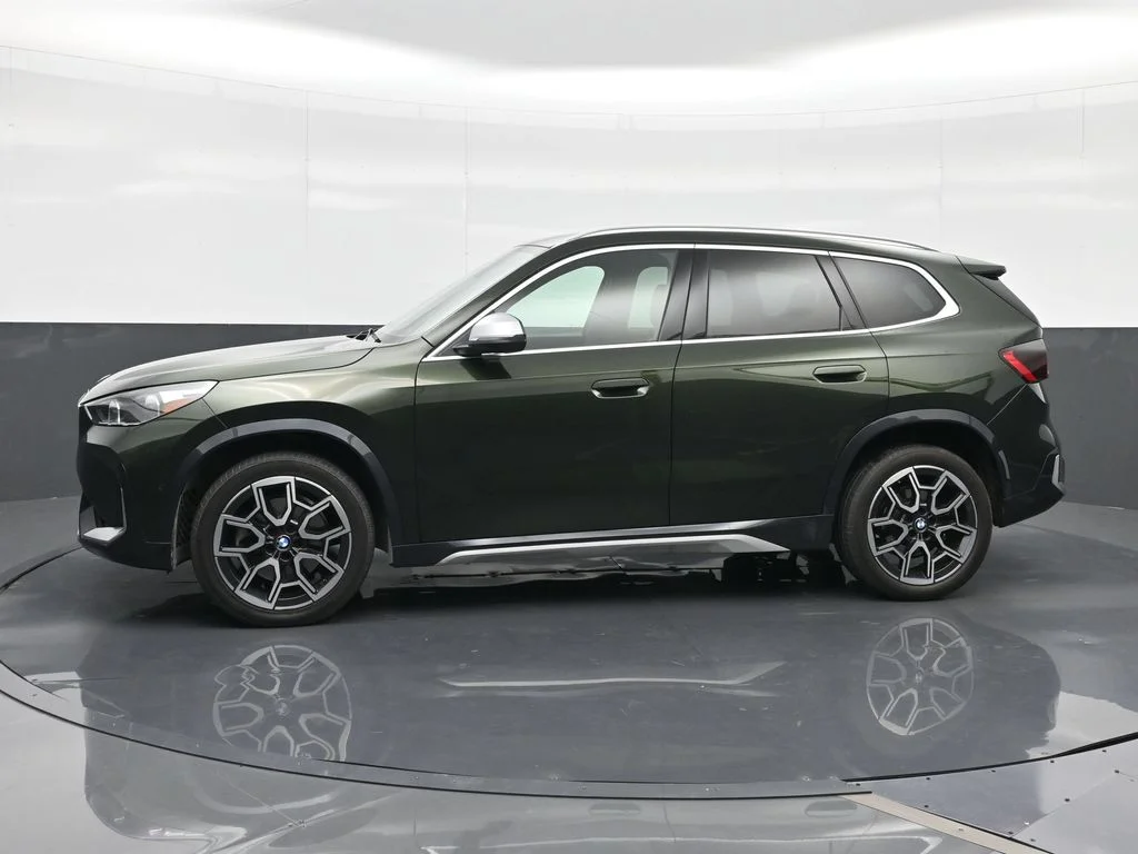 Used 2023 Green BMW xDrive28i image 3