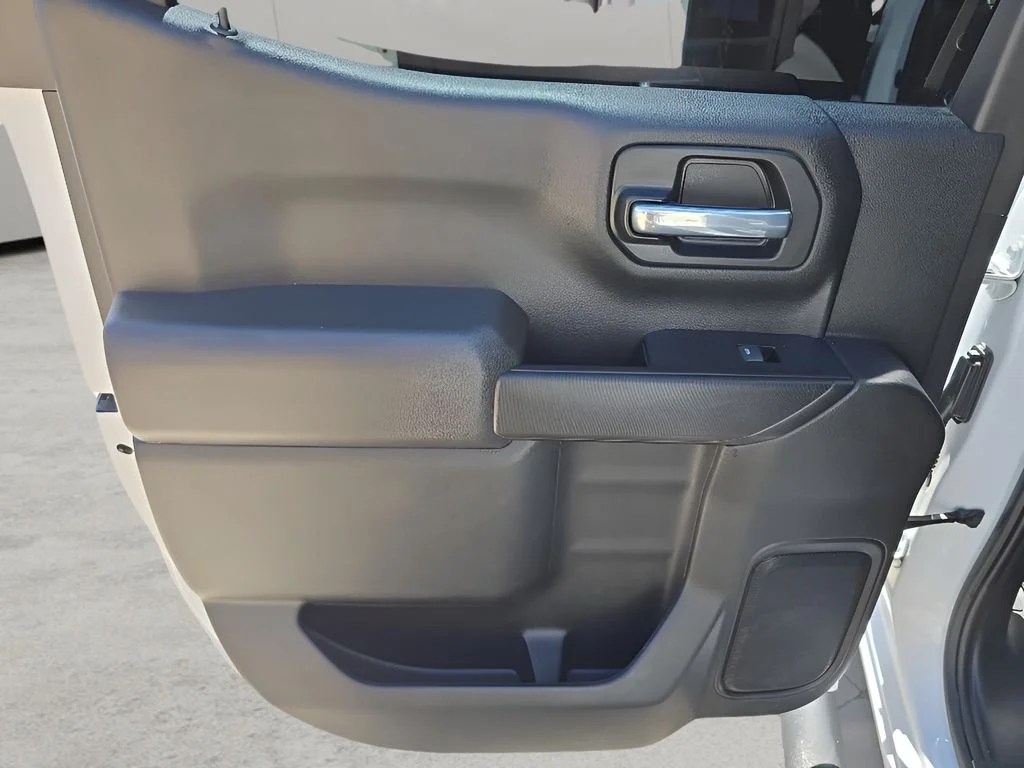 Used 2022 White Chevrolet Custom image 21
