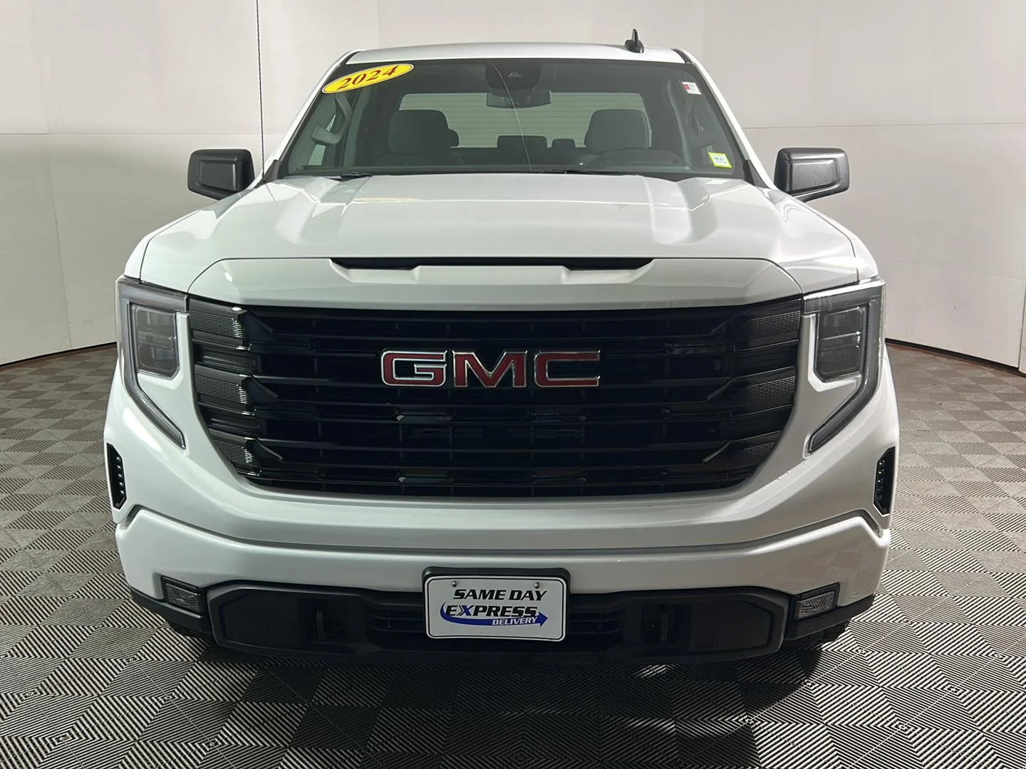 Used 2024 Summit White GMC Elevation image 9