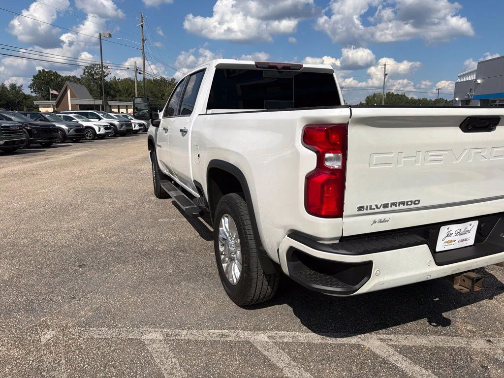 Used 2020 IRIDESCENT PEARL TRICOAT Chevrolet High Country image 3
