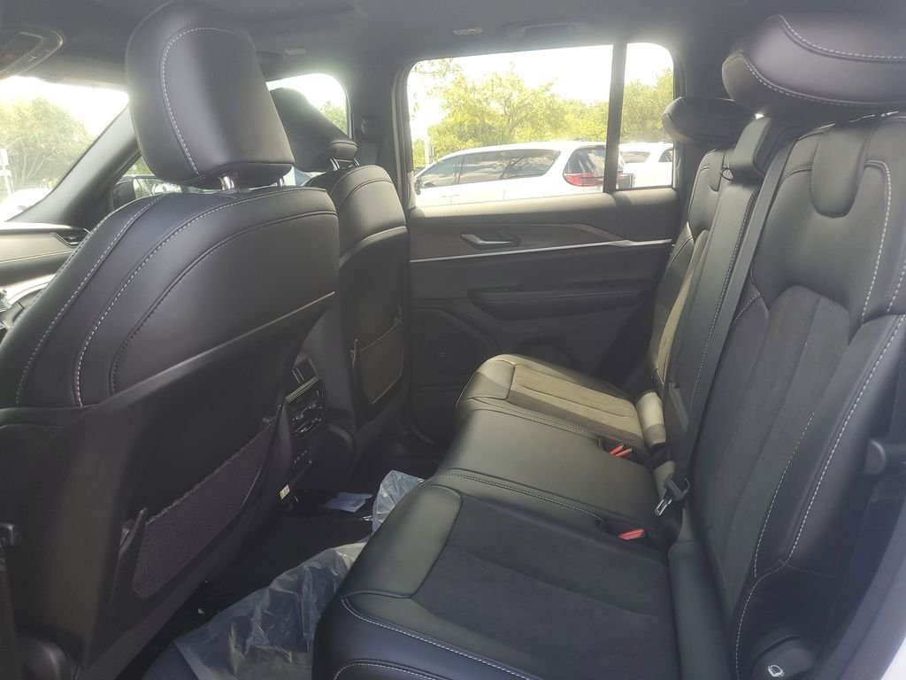 New 2026 Bright White Clear-Coat Exterior Paint Jeep Laredo Altitude image 6