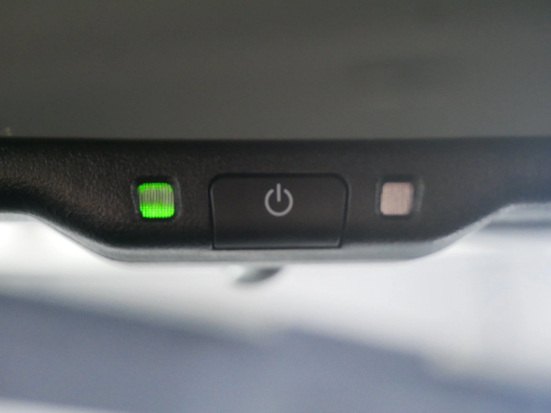 Used 2025 White Diamond Mitsubishi ES image 32