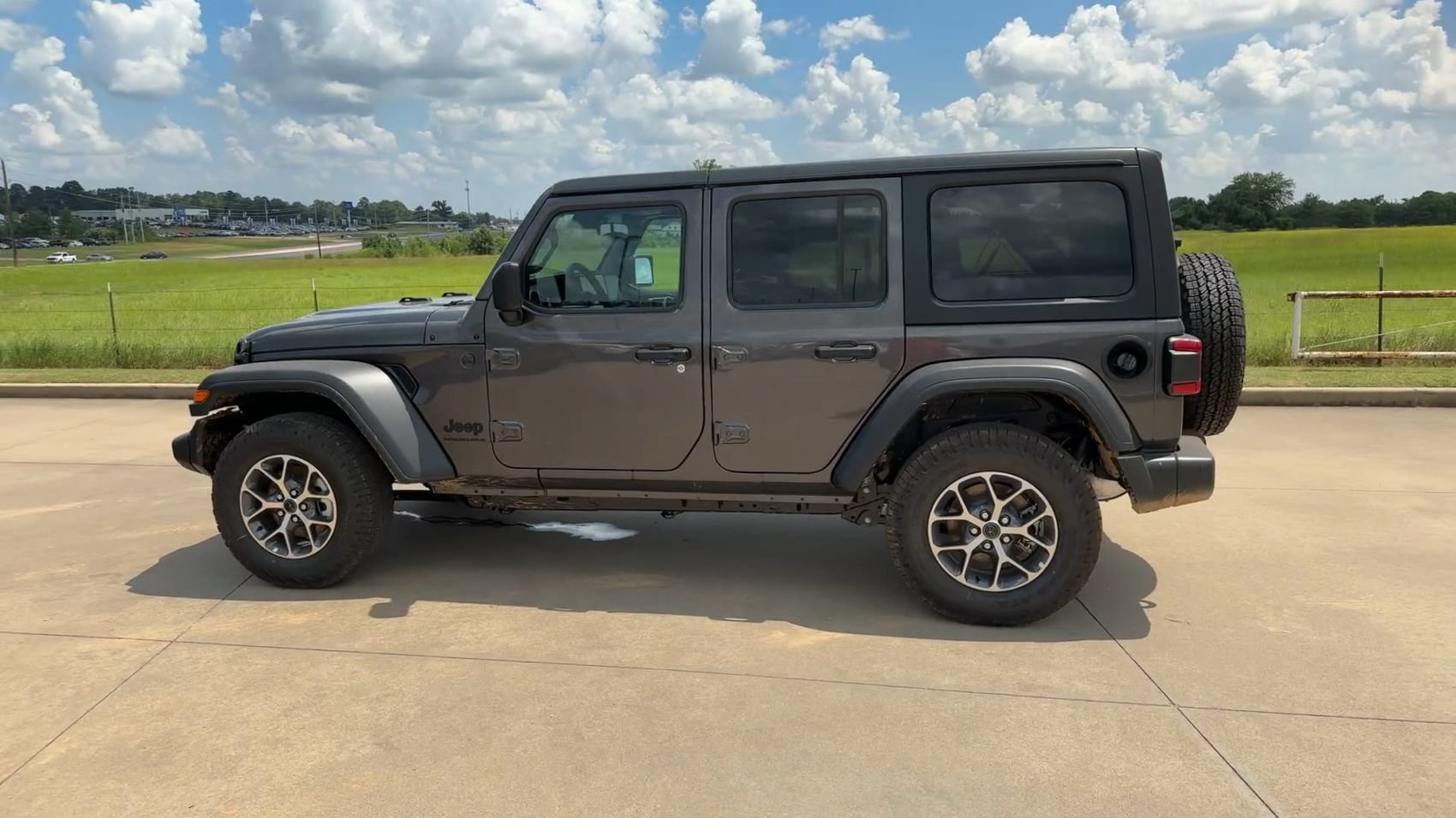 New 2024 Granite Crystal Metallic Clearcoat Jeep Sport S image 5