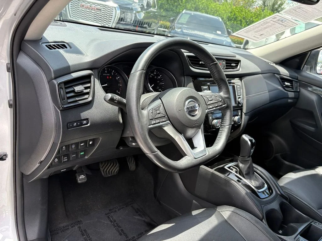 Used 2018 Silver Nissan SL image 22