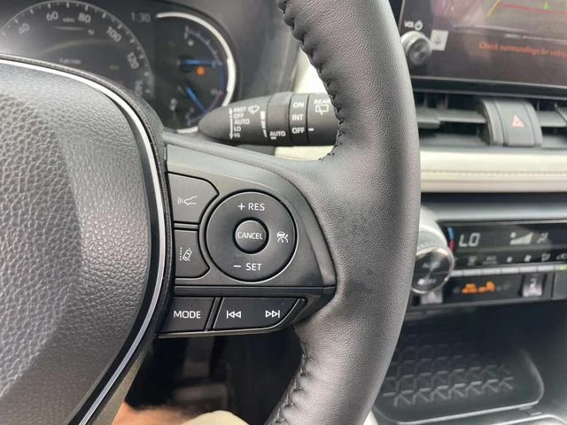 Certified Used 2025  Toyota XLE image 37