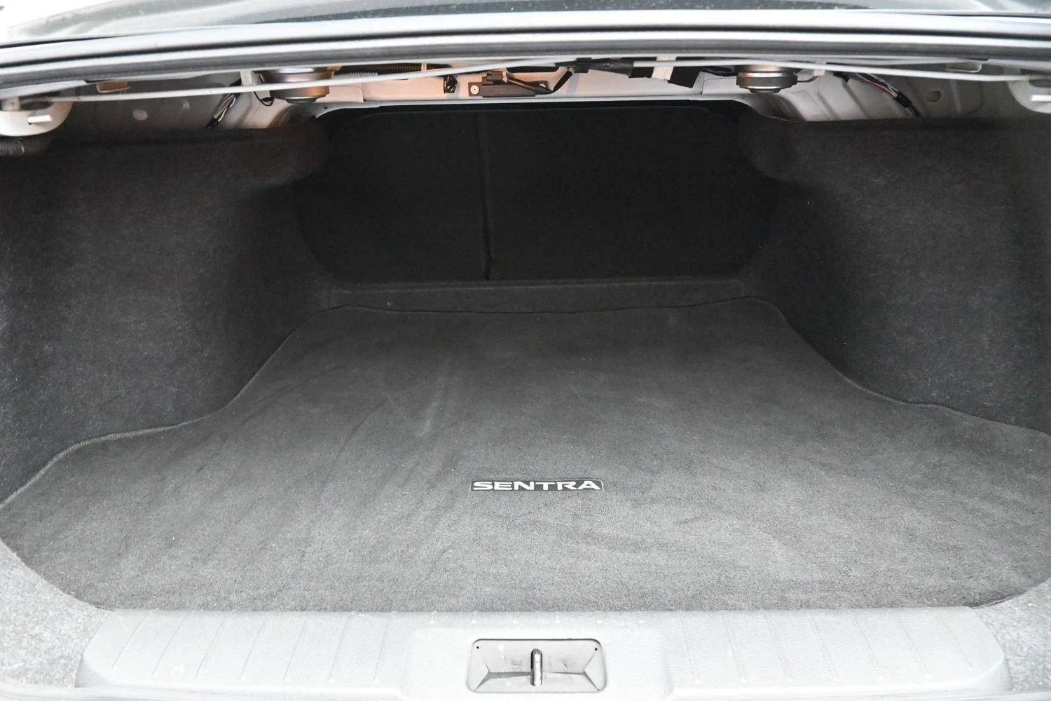 Used 2021 Aspen White Tricoat Nissan SV image 9
