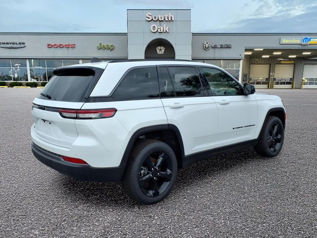 New 2026 Bright White Clear-Coat Exterior Paint Jeep Limited image 3