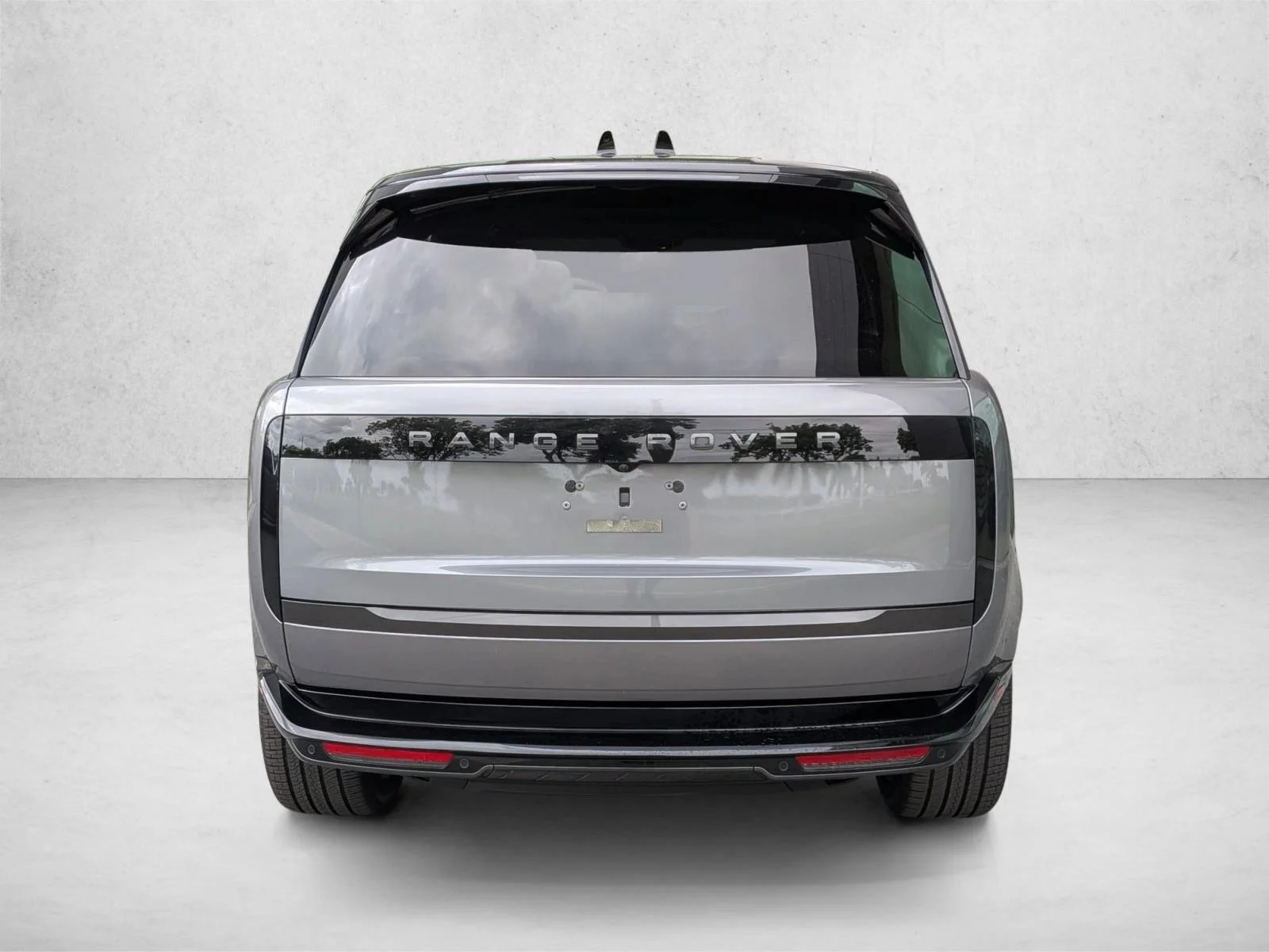 Used 2025 Eiger Grey Metallic Land Rover SE image 7
