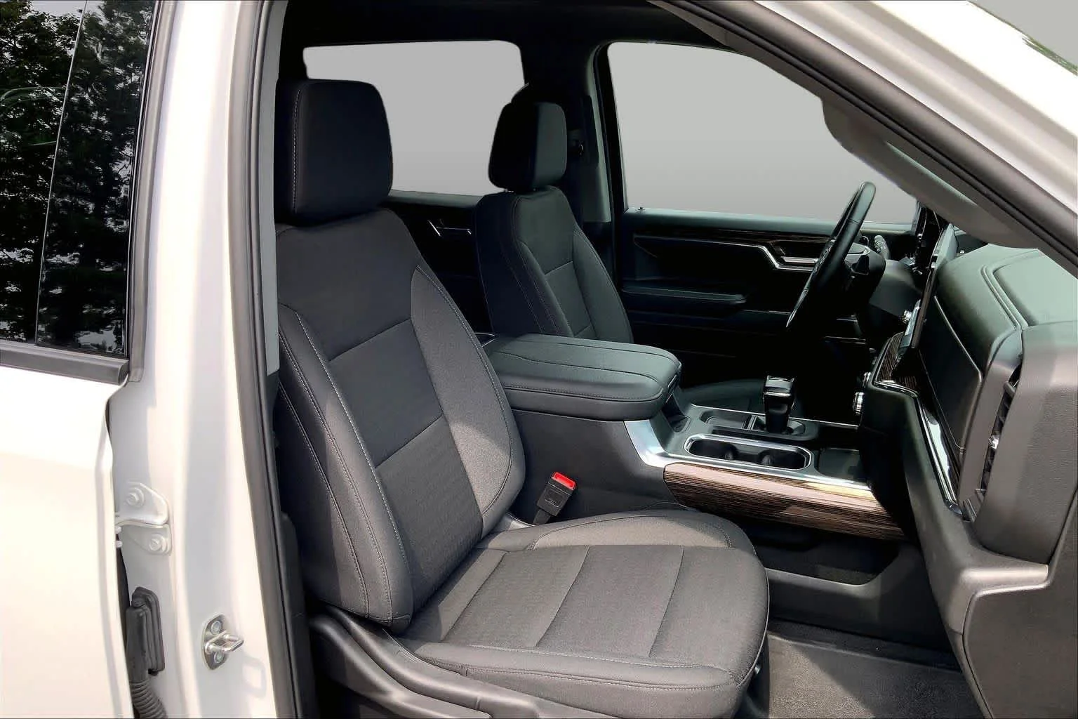 Used 2024 Summit White GMC Elevation image 8