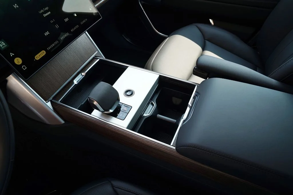 New 2026 Fuji White Land Rover SE image 32