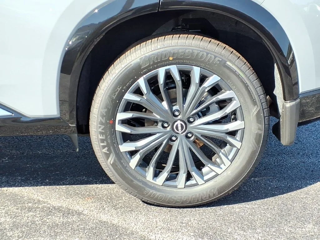 New 2026 Boulder Gray Pearl / Super Black Two-tone Nissan Platinum image 6