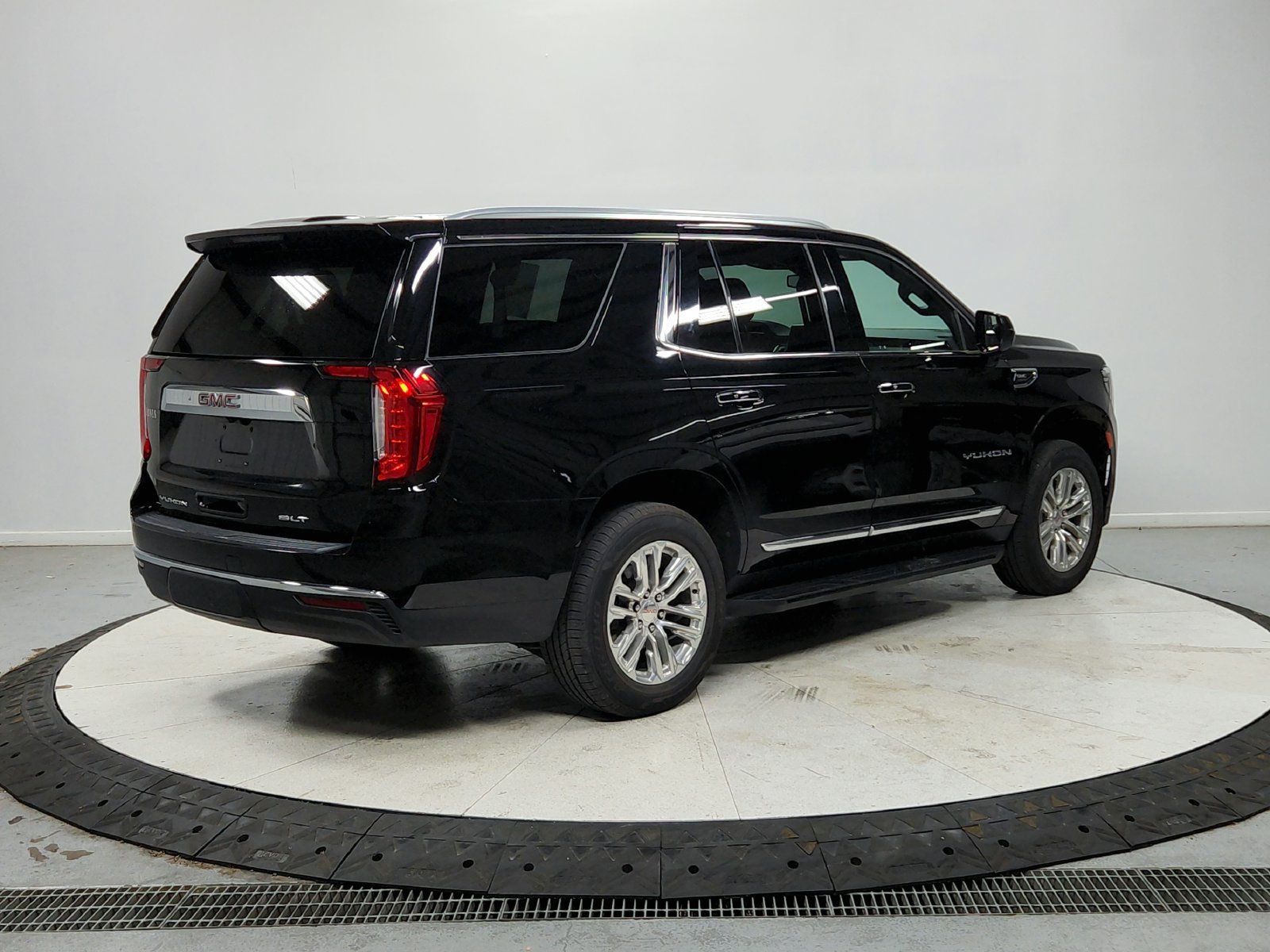 Used 2023 Black GMC SLT image 8